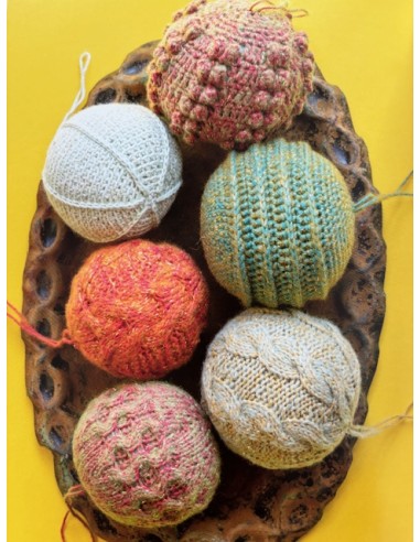 Een boek vol  vrolijke kerstballen om te haken of te breien|Lemster Wolhus heeft ze op voorraad