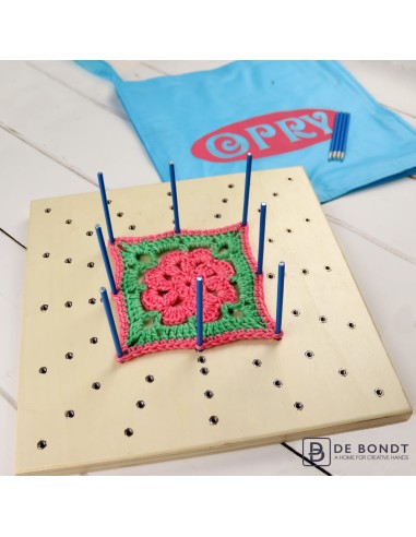 Deze tweezijdige grannyblokspanner van Opry is een handige tool voor iedere breier of haker.