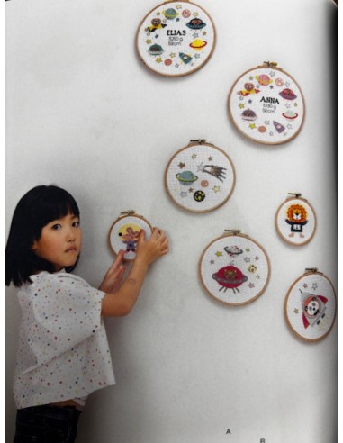 De kleine astronaut, moderne kruissteekboek nr. 154 in 7 talen.