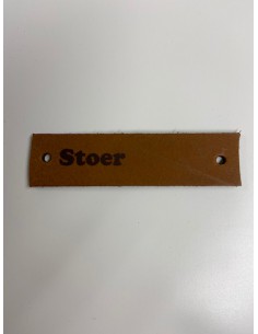 Leren label met tekst gevouwen 8x2 cm STOER kl. cognac